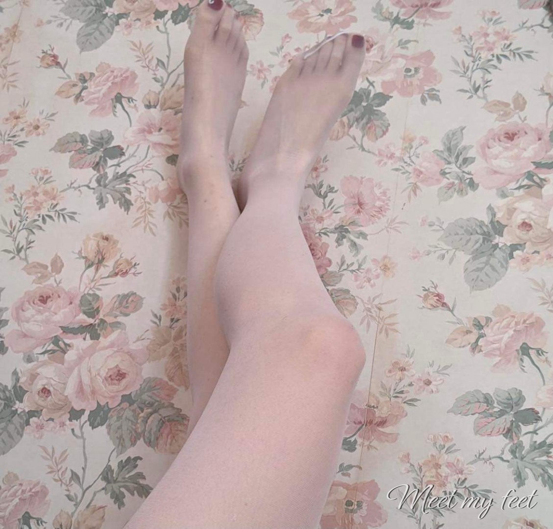 Meet My Feet - LoulouFeetgirl